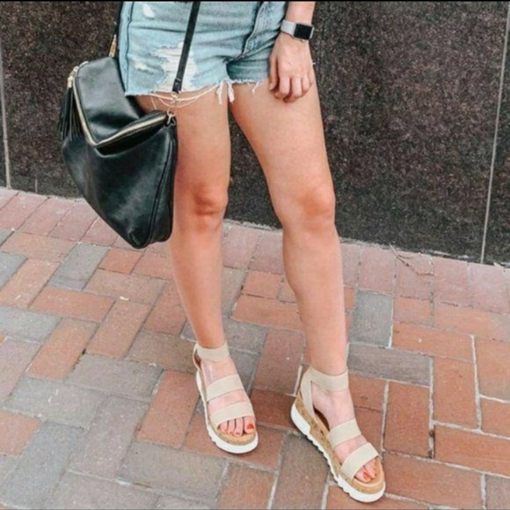 ✨HOST PICK!✨Damon Sky's Strappy Platform Sandal